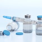 סירוב חיסונים- אילוסטרציה מזרק וחיסונים ברקע