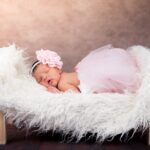 רשלנות רפואית בייעוץ גנטי- תמונה של תינוקת על מיטה עם שמיכת צמר