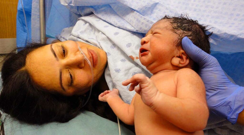 תינוק לאחר לידה עם אימו