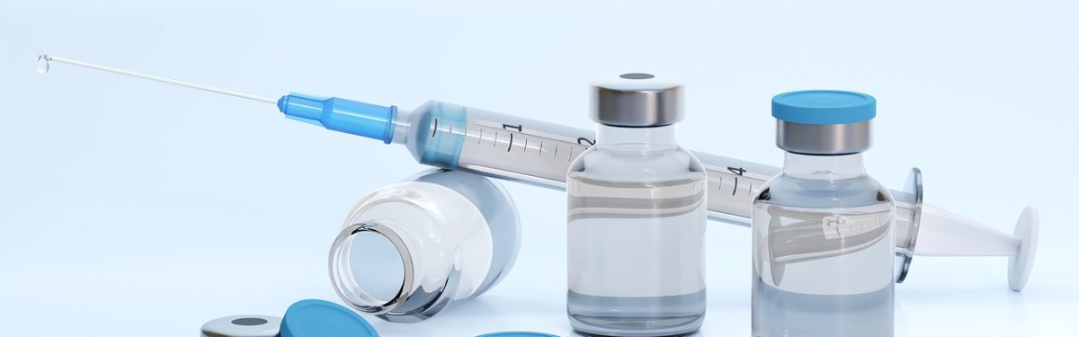 סירוב חיסונים- אילוסטרציה מזרק וחיסונים ברקע