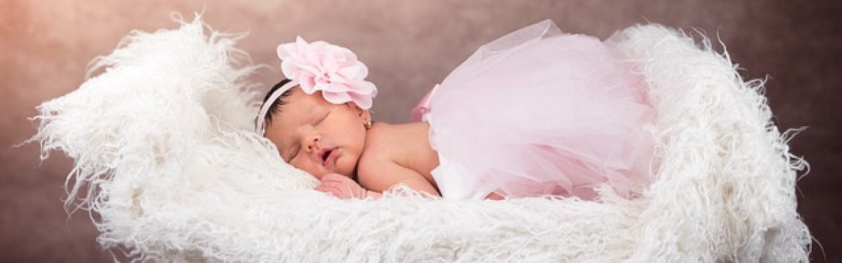 רשלנות רפואית בייעוץ גנטי- תמונה של תינוקת על מיטה עם שמיכת צמר